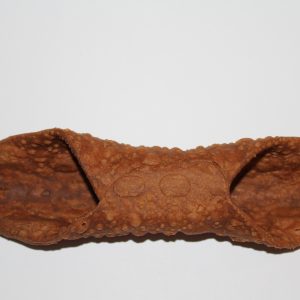 Cannolo Siciliano Grande Leone artigianale disposto su sfondo neutro