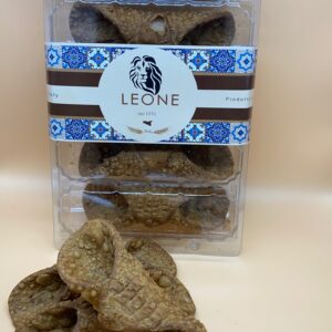 Cannolo siciliano medio artigianale con scorza croccante fritta a mano, pronto da farcire. Prodotto autentico Leone, realizzato in Sicilia.