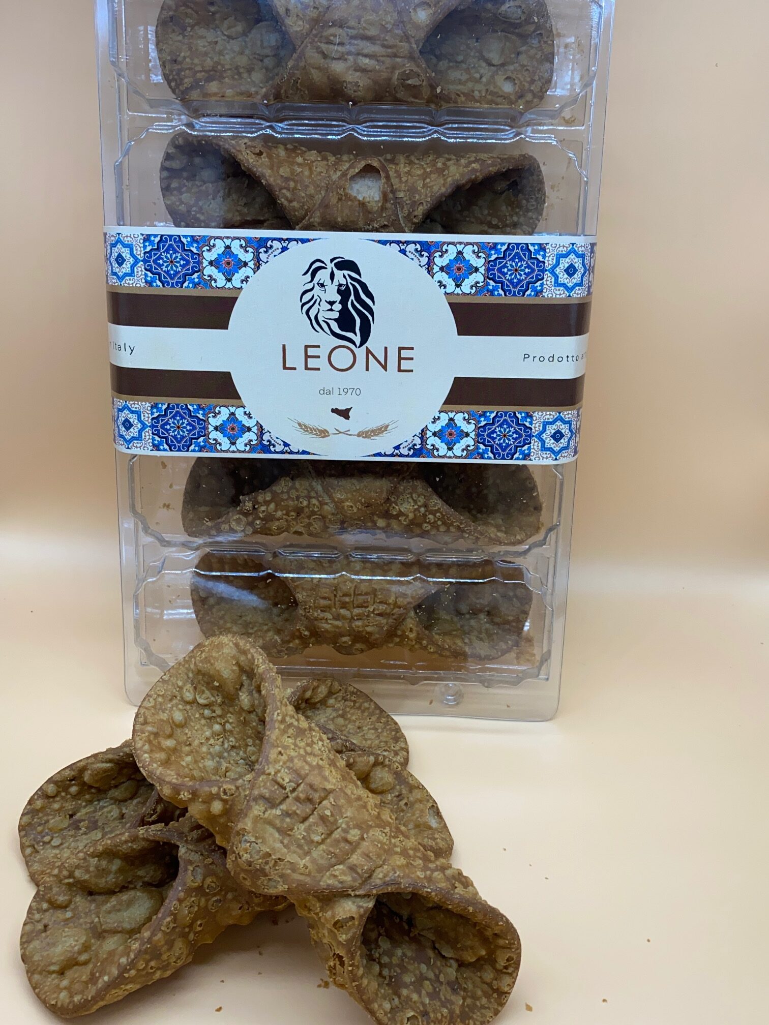 Cannolo siciliano medio artigianale con scorza croccante fritta a mano, pronto da farcire. Prodotto autentico Leone, realizzato in Sicilia.